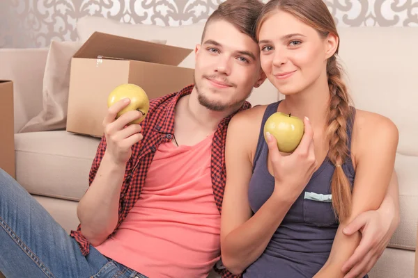 Pleasant young couple holding apples — Stok fotoğraf