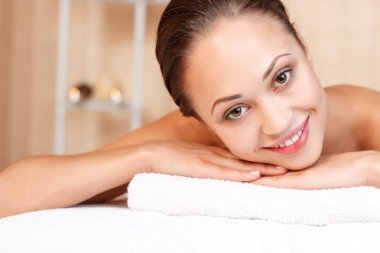 gülümseyen kadın kanepede yatan