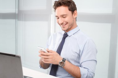 Cep telefonu tutan çağrı merkezi operatörü 