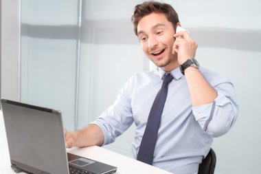 Cep telefonu tutan çağrı merkezi operatörü 