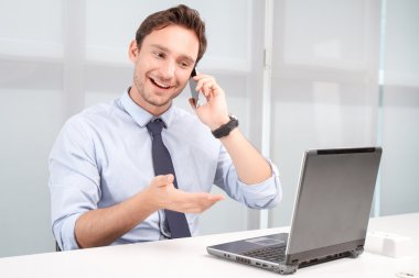 Cep telefonu tutan çağrı merkezi operatörü 