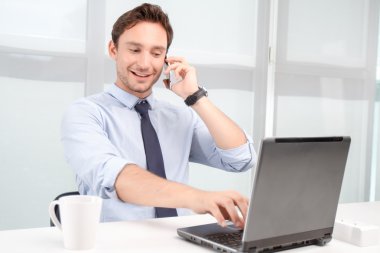 Cep telefonu üzerinde konuşurken çağrı merkezi operatörü 