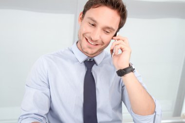 Cep telefonu üzerinde konuşurken çağrı merkezi operatörü 