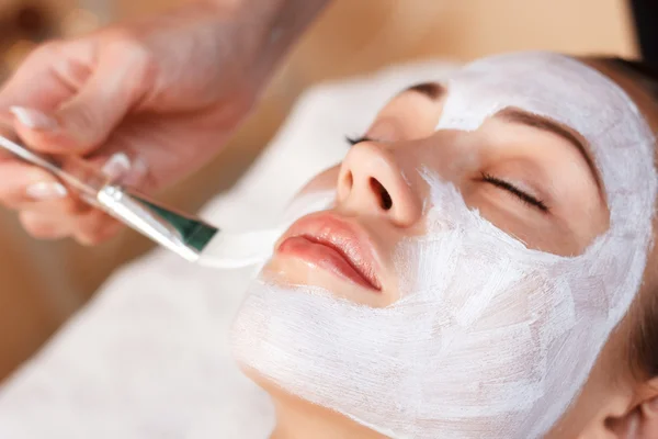 Donna attraente con maschera nel salone spa — Foto Stock