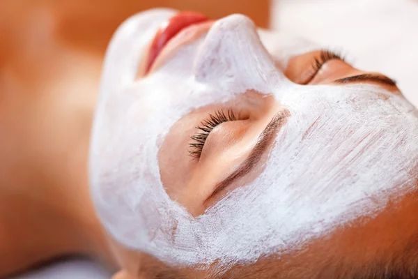 Attraktive Frau mit Maske im Wellness-Salon — Stockfoto