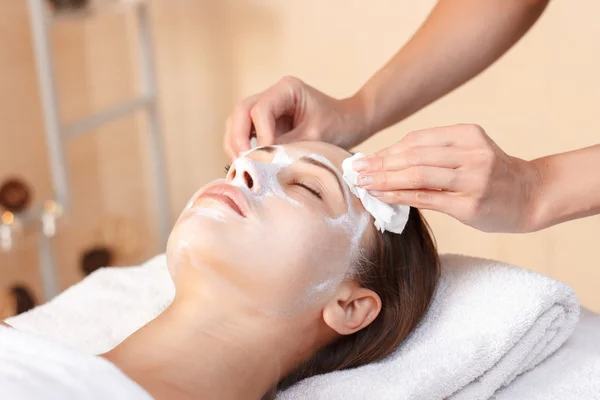 Mujer atractiva teniendo máscara en el salón de spa — Foto de Stock