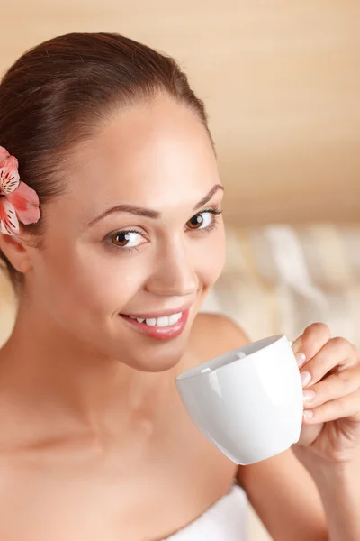 Mujer bonita bebiendo té — Foto de Stock