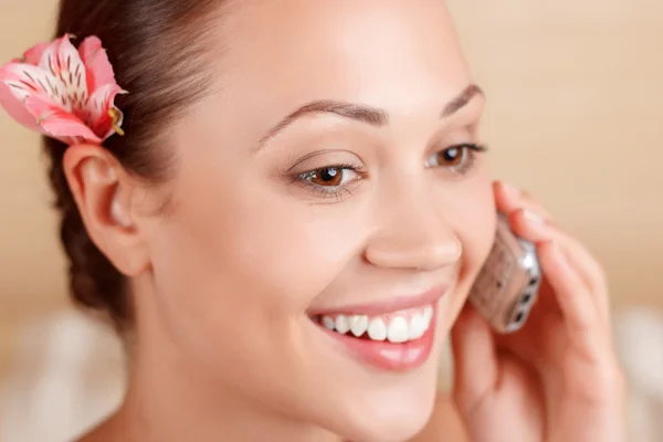 Ładne kobiety rozmowy na telefon komórkowy — Zdjęcie stockowe