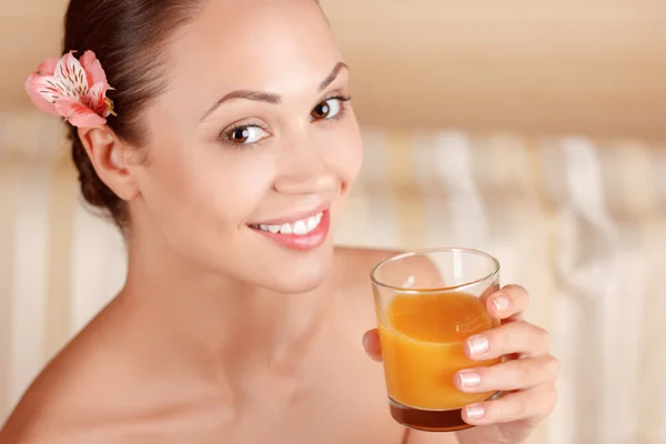 Mulher agradável beber suco — Fotografia de Stock