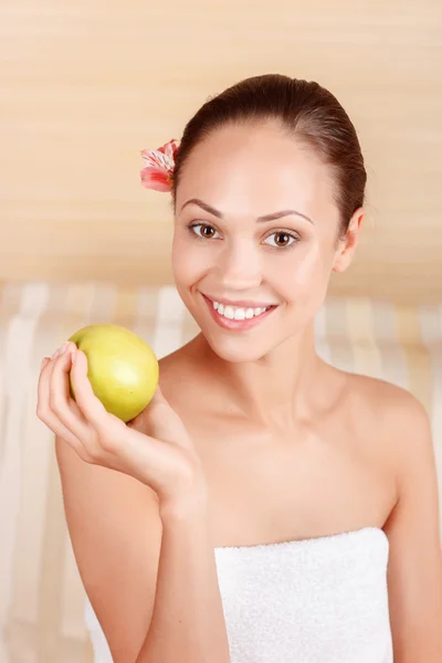 Mulher sorridente segurando maçã — Fotografia de Stock