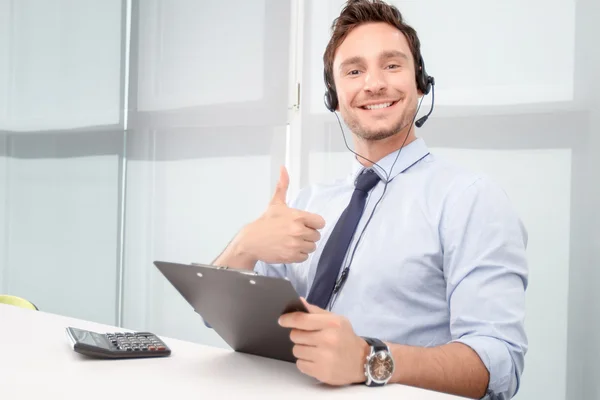 Call center operator counting on calculator — Stock Photo, Image