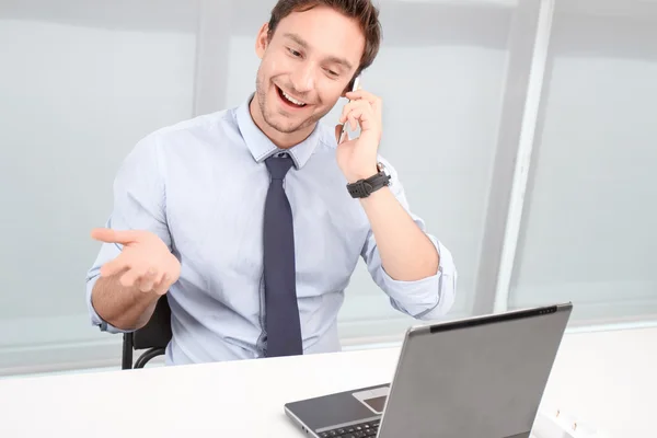 Operador de call center segurando telefone celular — Fotografia de Stock