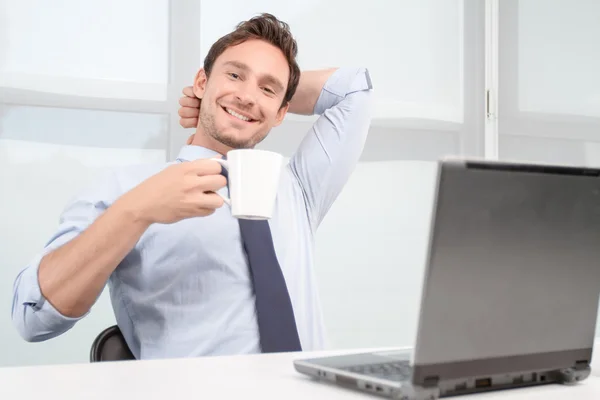 微笑的电话中心操作员喝茶 — 图库照片