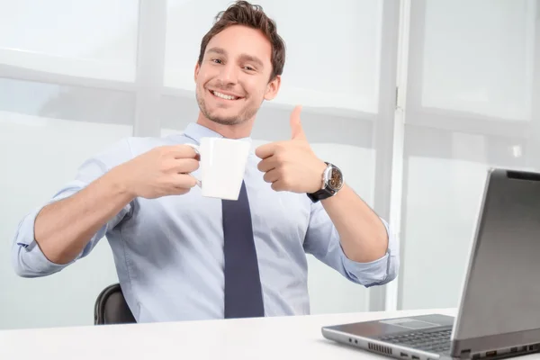 Operatore di call center sorridente bere tè — Foto Stock