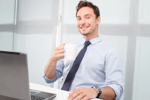 Operatore di call center sorridente bere tè — Foto Stock