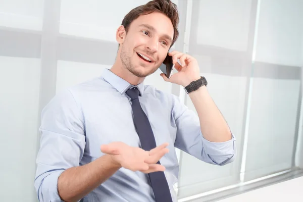 Operador de call center falando no celular — Fotografia de Stock