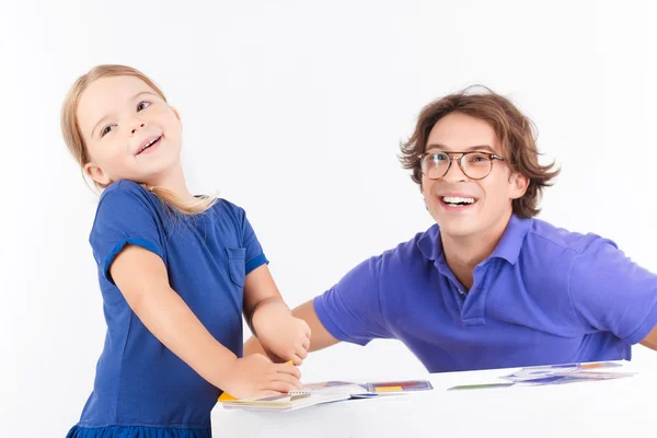 Pai e filha brincando com cartões — Fotografia de Stock