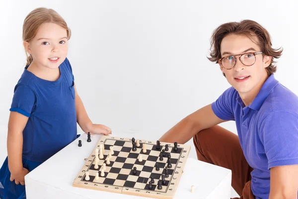 Pai jogando xadrez com filha — Fotografia de Stock