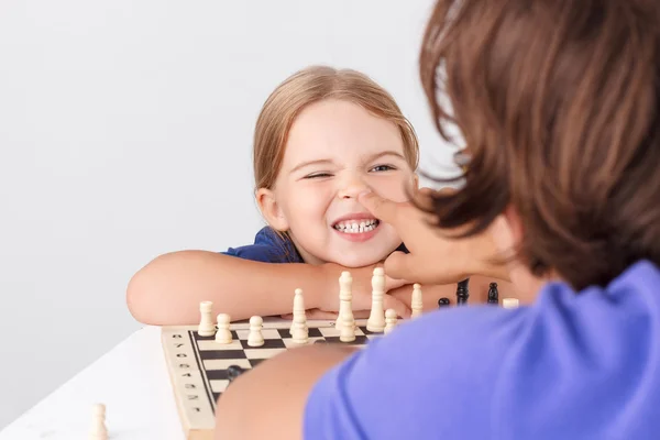 Padre jugando ajedrez con hija — Foto de Stock