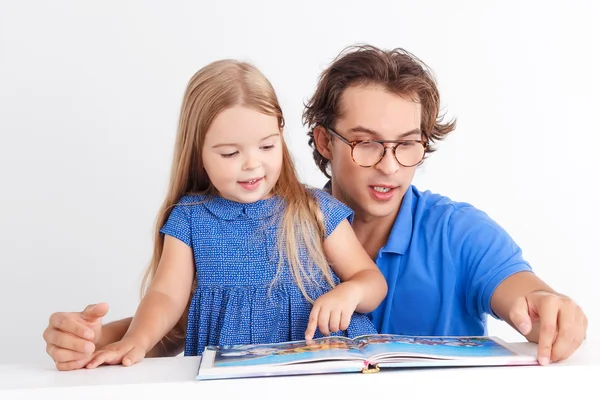 Father reading with his daughter — Stock Photo, Image