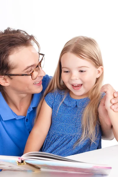 Pai lendo com sua filha — Fotografia de Stock