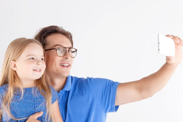 Vater und Tochter machen Fotos — Stockfoto