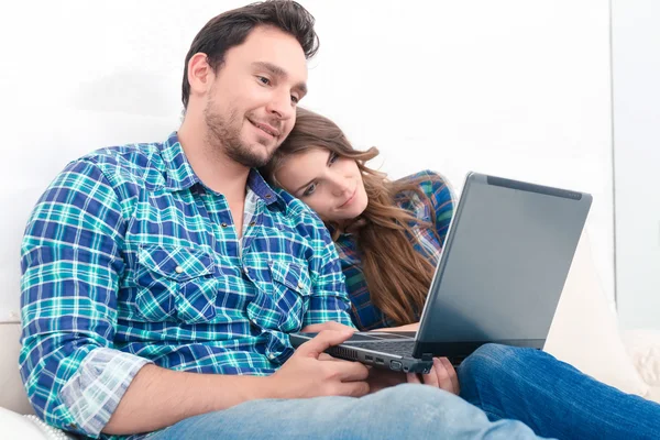 Позитивна пара тримає ноутбук — стокове фото