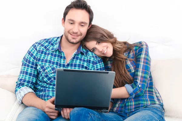 Positieve paar bedrijf laptop — Stockfoto