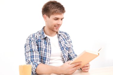 Projede çalışan genç öğrenci