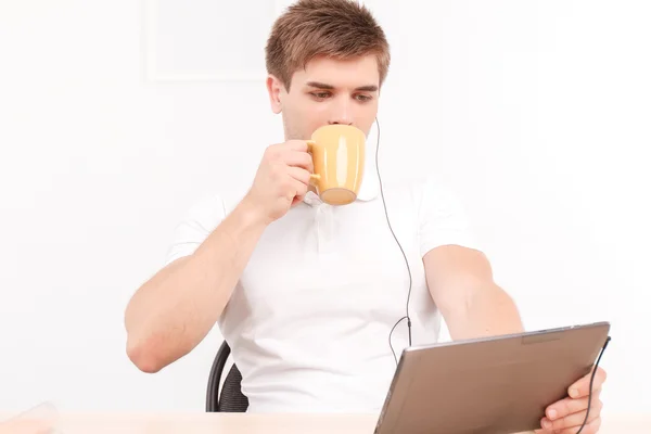 Man talking via skype on the tablet — Stock Photo, Image