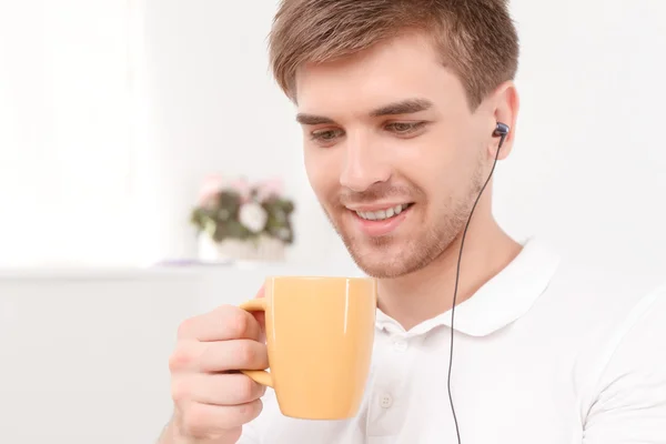 Junger Mann trinkt Kaffee — Stockfoto