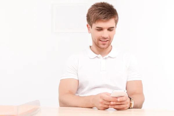 Jonge zakenman met zijn smartphone — Stockfoto