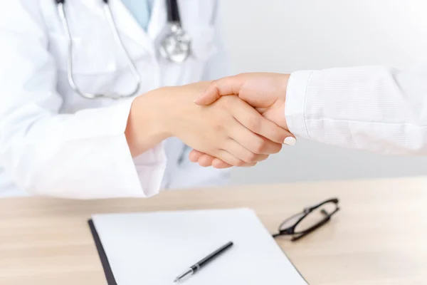 Professionella läkare skakar hand — Stockfoto
