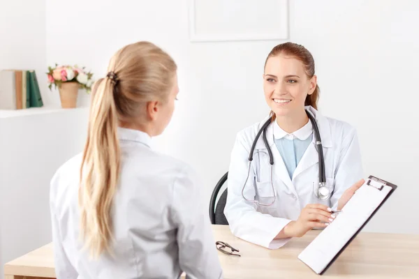 Cardiologista sorridente conversando com o paciente — Fotografia de Stock