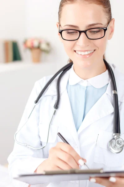 Bonito médico segurando pasta — Fotografia de Stock