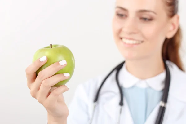 Médico positivo segurando maçã verde — Fotografia de Stock