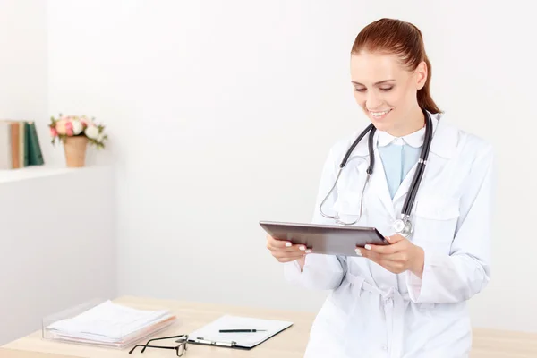 Capcanlı doktor holding dizüstü — Stok fotoğraf