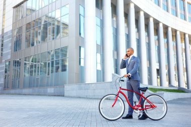 İyi adam holding Bisiklet 