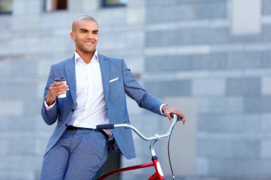 İyi adam holding Bisiklet 