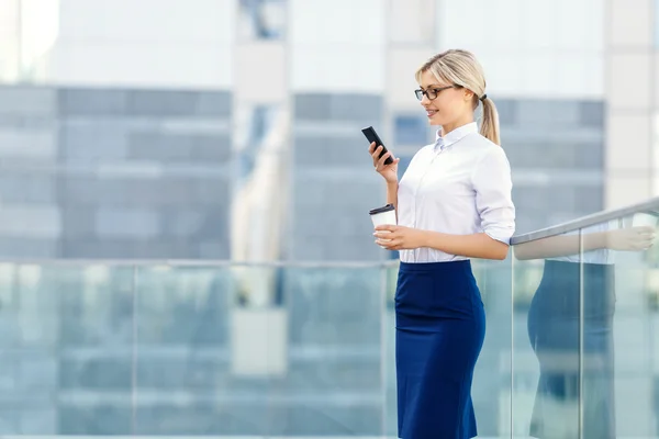 İş kadını holding telefon gülümseyen — Stok fotoğraf