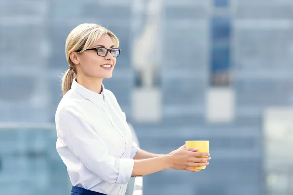 Бодрая деловая женщина пьет чай — стоковое фото