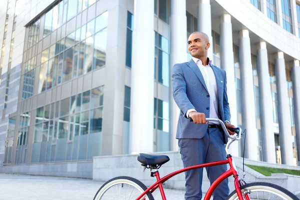 Bonito hombre sosteniendo bicicleta — Foto de Stock