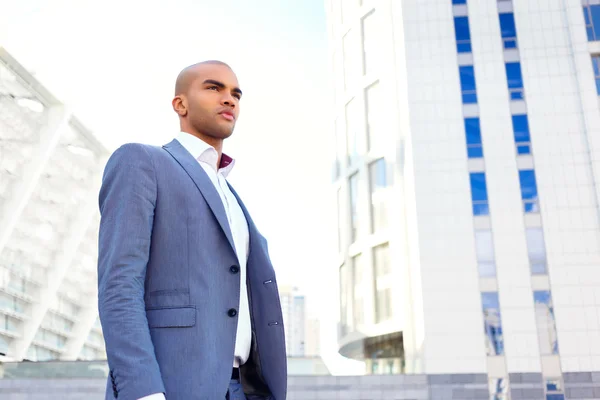 Empresário confiante em pé perto do edifício de escritórios — Fotografia de Stock