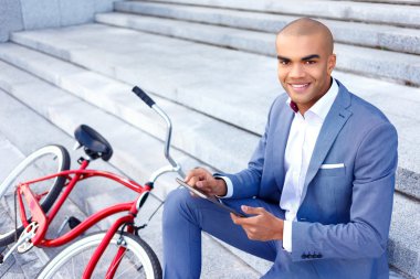 Merdivenlerde oturan güzel iş adamı