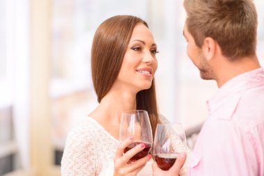 şarap içmeyi seven Çift