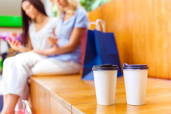 Chicas lindas sentadas en el banco — Foto de Stock