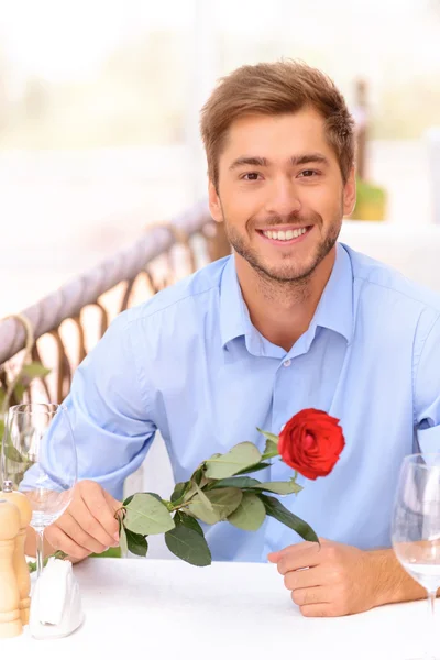 Hombre guapo sosteniendo rosa — Foto de Stock