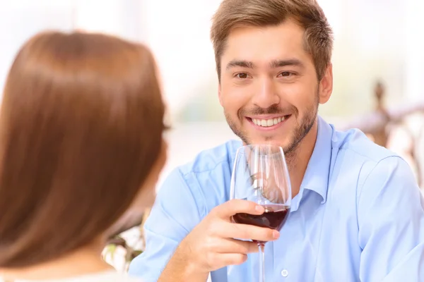 Şarap içmeyi seven Çift — Stok fotoğraf