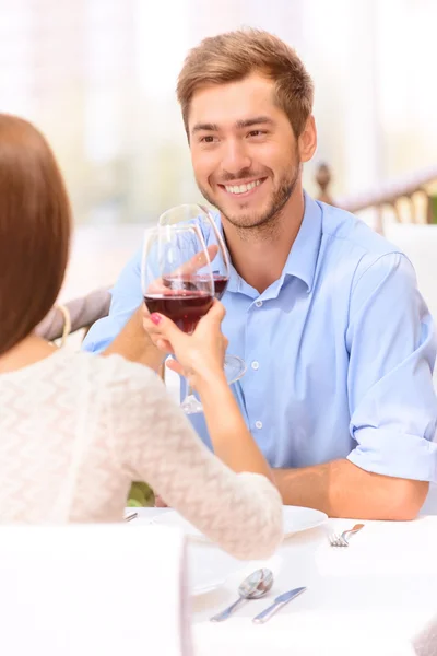 Pareja amorosa bebiendo vino — Foto de Stock