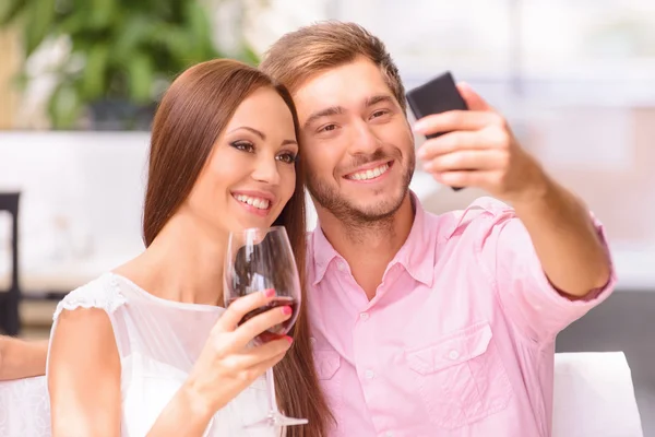 Pareja feliz relajándose juntos — Foto de Stock